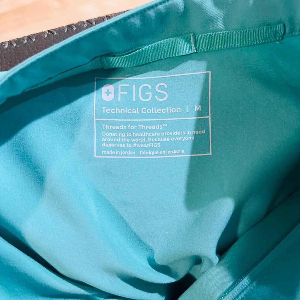 Figs surgical green Rafael top- women’s M - Picture 2 of 3